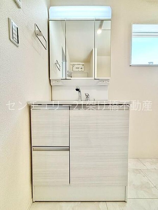 【洗面所】三面鏡の独立洗面台となっております。ストックなどを収納するのに便利な収納あり♪