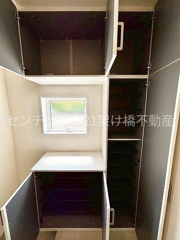 【玄関】トールサイズでたっぷり収納