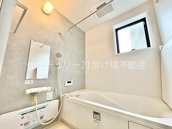 浴室浴室乾燥暖房機付きです。雨の日の洗濯物の乾燥やヒートショック対策としてもお使い頂けます。