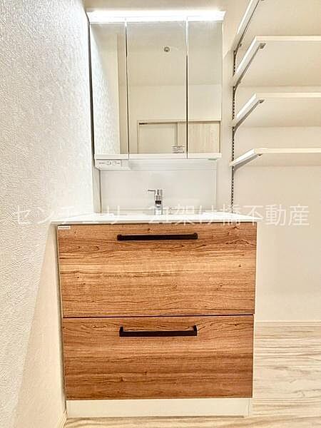 【洗面室】三面鏡の独立洗面台となっております。
