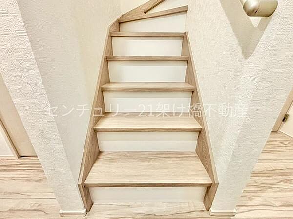 手すり付きの階段は小さなお子様やお年寄りのいるご家庭にも安心です。
