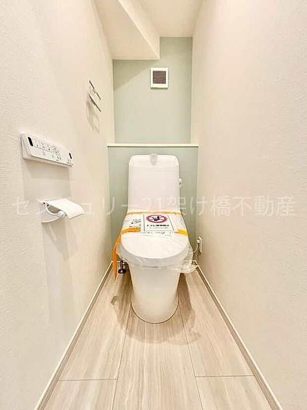 【1階 トイレ】温水洗浄便座で快適にお使いいただけます。