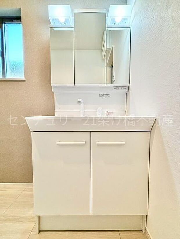 【洗面所】三面鏡の独立洗面台となっております。