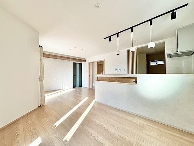 【ＬＤＫ　19帖】冷蔵庫やカップボード・パントリーを隠すことでスッキリとしたリビングに♪