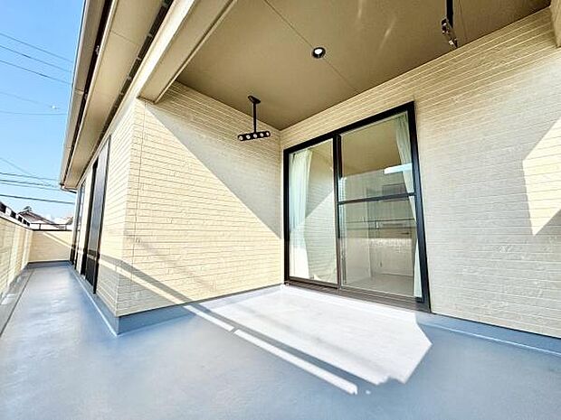 【南向きバルコニー】雨の日も安心な一部インナーバルコニーです。奥行きがあるため、お洗濯だけでなくご家族の憩いの空間にも◎