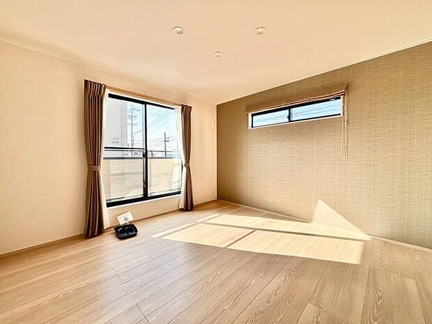 【2階　8帖　洋室】アクセントクロスが洒落なこちらの洋室は、ウォークインクローゼット付きで主寝室におすすめ♪全洋室南向き＆バルコニーへの出入りが可能！