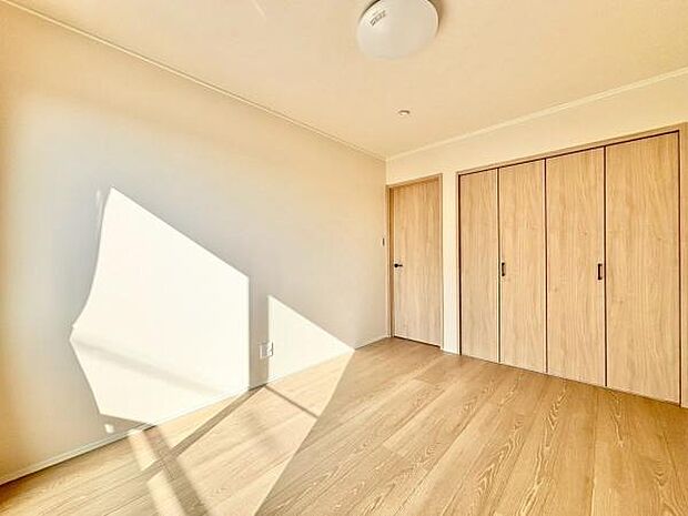 【2階　中央洋室　6帖】同じ大きさのお部屋を2部屋ご用意しております。大容量クローゼット付き♪