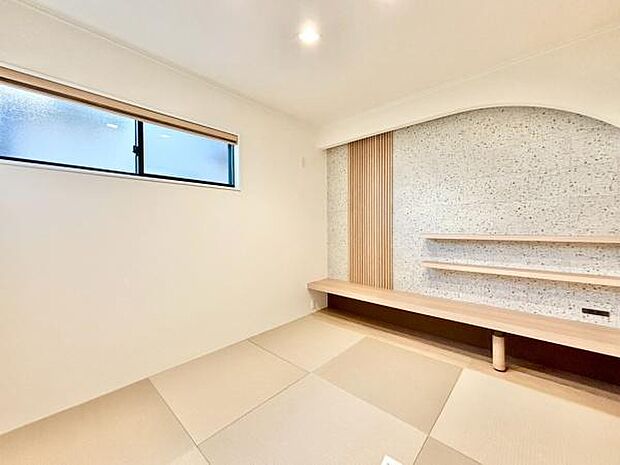 【リビング横　和室　5.2帖】お子様の遊び場や、お勉強スぺースとしてもお使いいただけます。