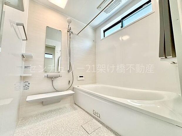 【浴室】浴室乾燥暖房機付きです。雨の日の洗濯物の乾燥やヒートショック対策としてもお使い頂けます。