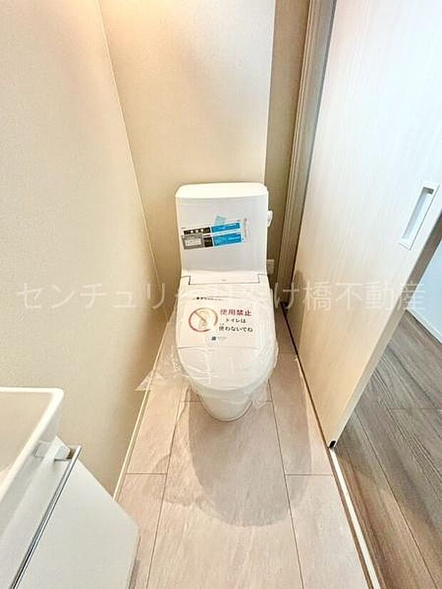 【1階 トイレ】温水洗浄便座で快適にお使いいただけます。