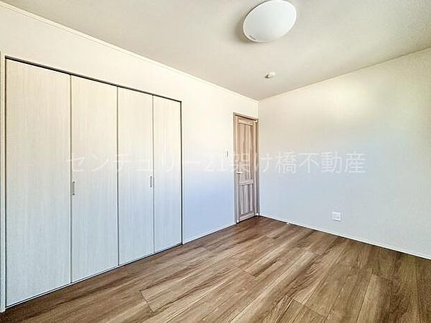 【2階　北側洋室　6帖】同じ大きさのお部屋を2部屋ご用意しております。2階全室2面採光で明るいお部屋♪