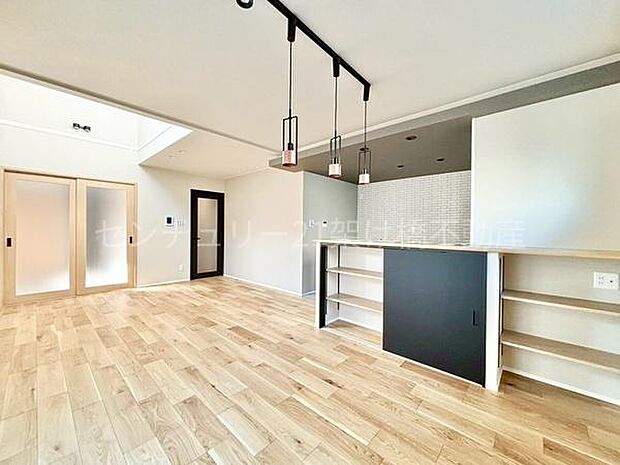 【ＬＤＫ 18帖】別角度物が多くなりがちなリビングに嬉しい収納付き♪