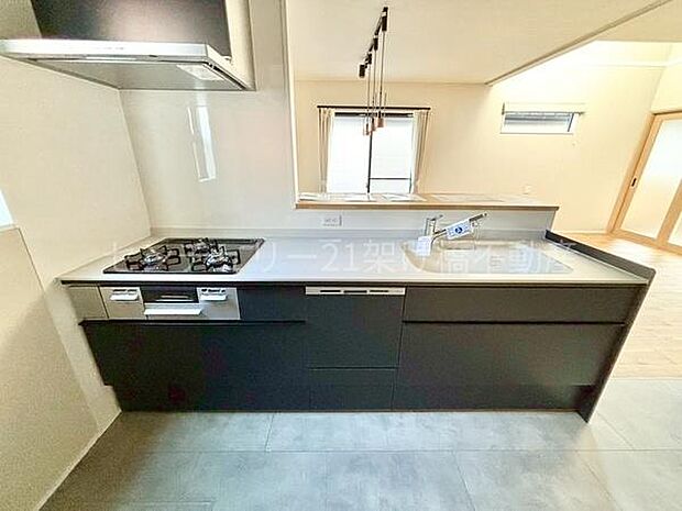 【システムキッチン】三口コンロ、グリル、浄水器、食器洗乾燥機つきでお料理が捗ります♪キッチン裏に棚付きパントリーあり！