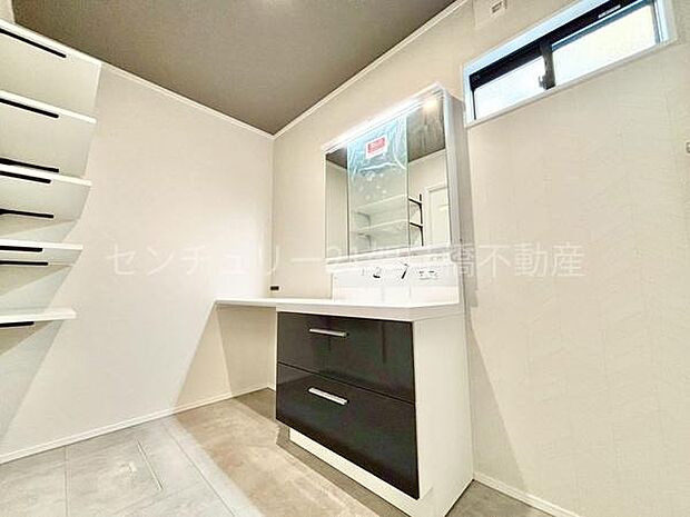 【洗面所】三面鏡の独立洗面台となっております。ストックや、タオルなどを収納するのに便利な収納棚あり◎