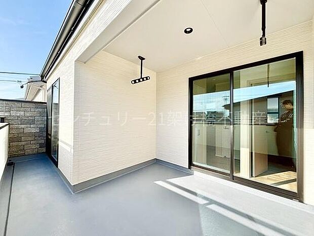 【南向きバルコニー】雨の日も安心な一部インナーバルコニーです。奥行きがあるため、お洗濯だけでなくご家族の憩いの空間にも◎ホールから出入り可能で、家事のし易い動線♪