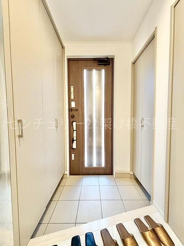 【玄関】採光面があり、明るい玄関です。大型シューズボックス・土間収納・大容量ホール収納など収納豊富◎