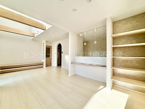 【ＬＤＫ 20.6帖】リビング収納棚・カウンター・ワークスペースなど設備も充実♪