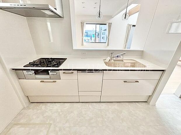 【システムキッチン】三口コンロ、グリル、浄水器、食器洗乾燥機つきでお料理が捗ります♪キッチン裏に棚付きパントリーあり！