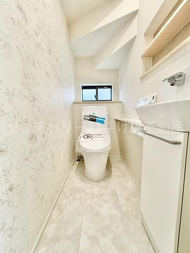 【1階 トイレ】温水洗浄便座で快適にお使いいただけます。