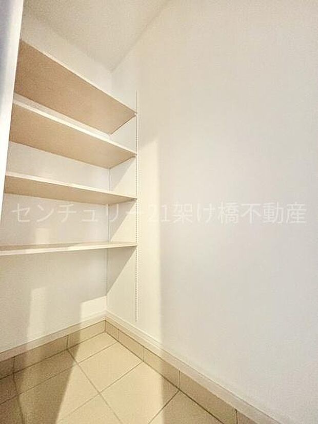 【土間収納】便利な可動棚付きで季節物の靴や、土汚れの気になるアウトドア用品などもたっぷり収納可能!