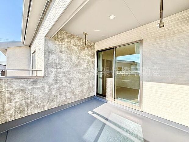 【南向きバルコニー】雨の日も安心な一部インナーバルコニーです。お洗濯だけでなくご家族の憩いの空間にも◎