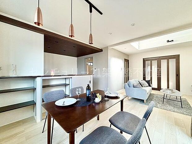 【ＬＤＫ 18.5帖】物が多くなりがちなリビングに嬉しい収納つき♪キッチン横から洗面に出入り可能で、家事のし易い動線◎