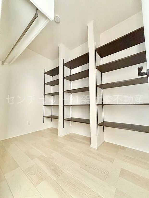 【2階　納戸】可動棚・上段棚付きポールでたっぷり収納◎季節物の収納も安心です。