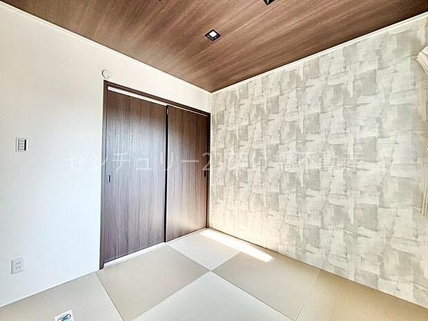 【リビング横　和室　4.5帖】お子様の遊び場や、お勉強スぺースとしてもお使いいただけます。