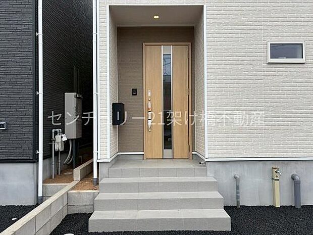 【玄関】屋根付きで雨の日にも安心です◎