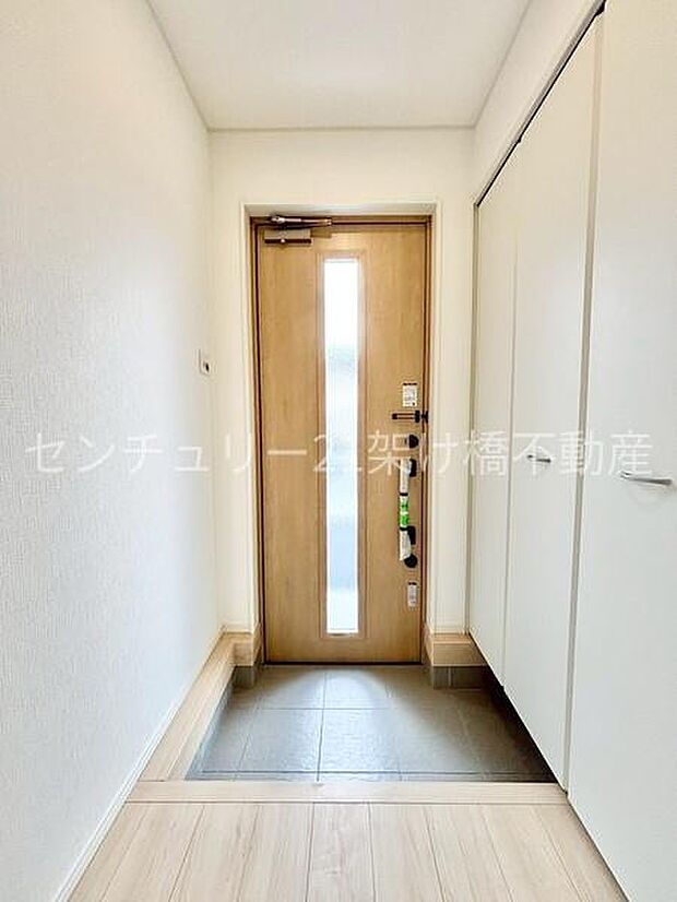 【玄関】採光面があり、明るい玄関です。