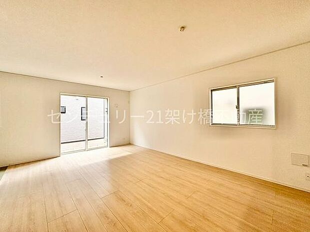 【ＬＤＫ 17帖】隣接する和室を開ければより広々お使いいただけます。