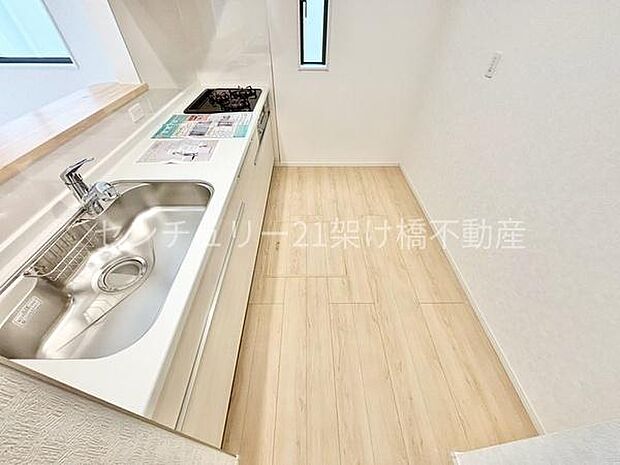 【キッチン】カウンタータイプのキッチンはご家族を見守りながら調理ができます♪