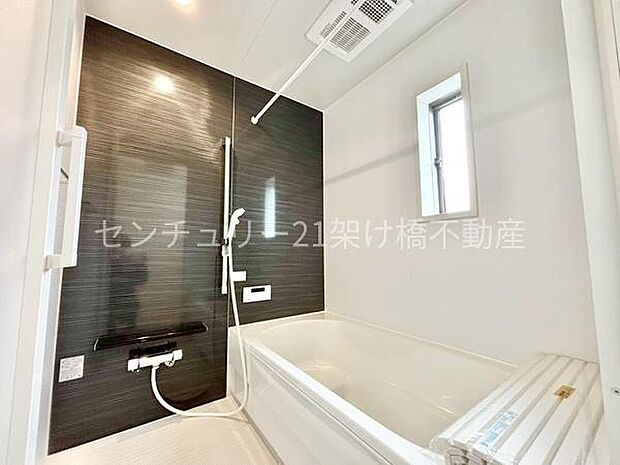 【浴室】窓があるので明るさや換気もバッチリです。