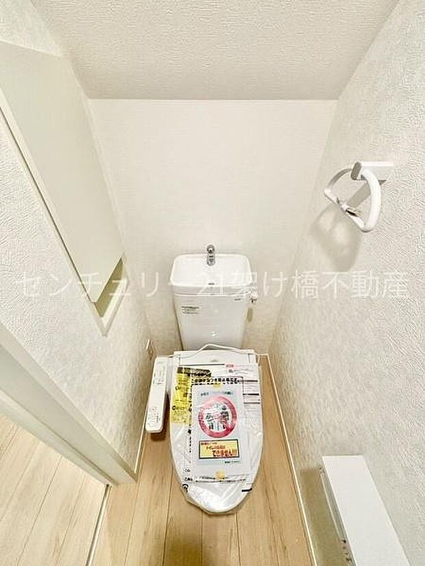 【1階 トイレ】温水洗浄便座で快適にお使いいただけます。