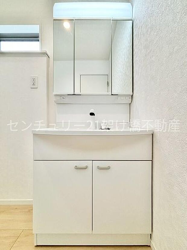 【洗面室】三面鏡の洗面台付きです♪