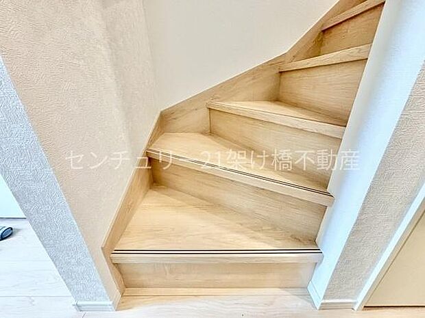 手すり付きの階段は小さなお子様やお年寄りのいるご家庭にも安心です♪