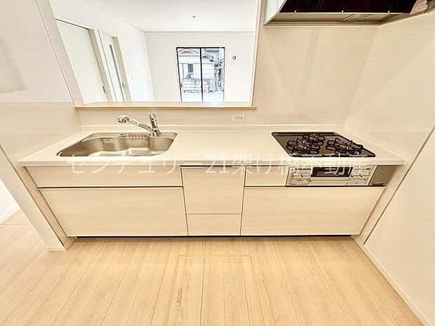 【キッチン】カウンタータイプのキッチンはご家族を見守りながら調理ができます♪