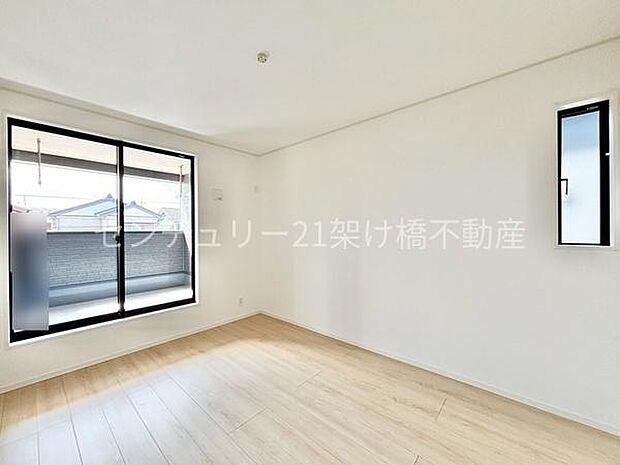 【中央:洋室6.5帖】 バルコニー付で明るい洋室です