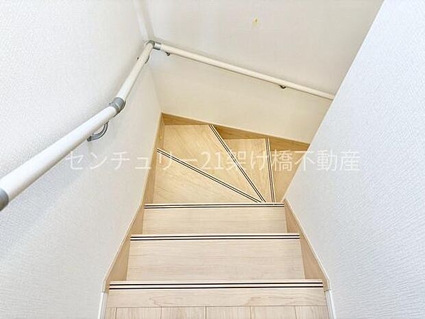 手すり付きの階段は小さなお子様やお年寄りのいるご家庭にも安心です♪