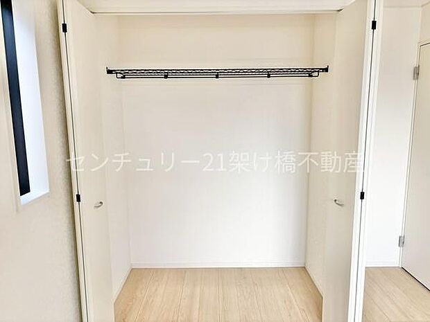 【2階 中央洋室 5.7帖】収納に便利なクローゼット◎
