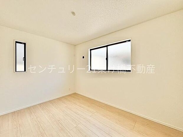 【2F 北側洋室 6帖】2面採光の洋室は明るく過ごしすい♪