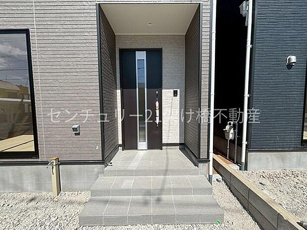 【玄関】屋根付きで雨の日にも安心です◎