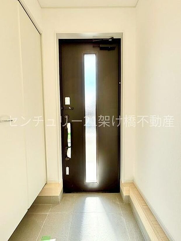 【玄関】採光面があり、明るい玄関です。