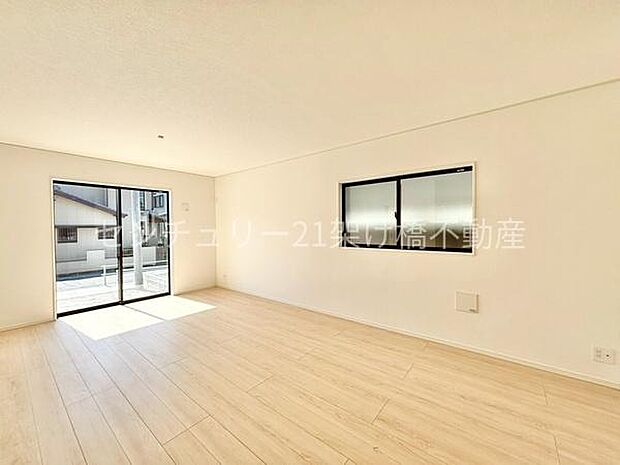 【LDK 18帖】南面採光で明るいリビングです♪