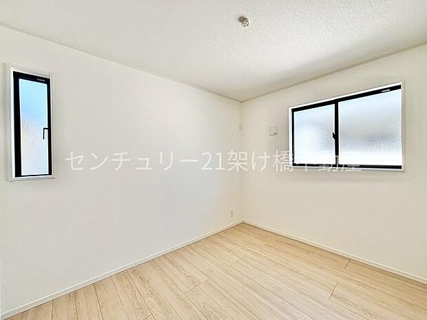 【2F 北側洋室 5.2帖】2面採光の洋室は明るく過ごしすい♪