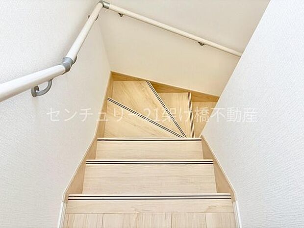 手すり付きの階段は小さなお子様やお年寄りのいるご家庭にも安心です♪