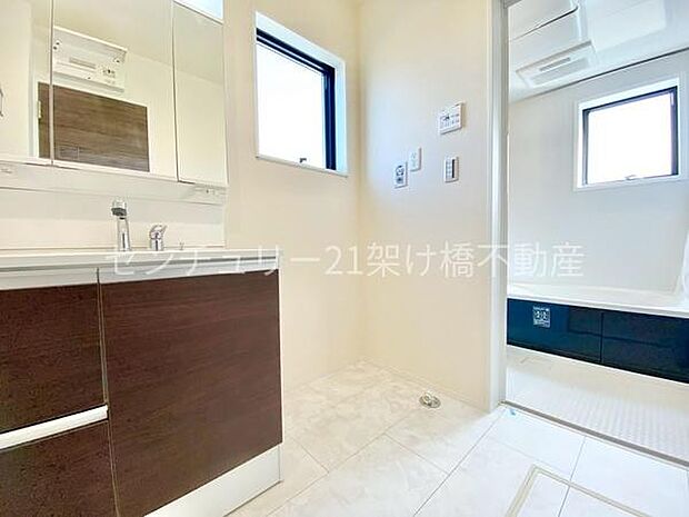 【洗面所】独立洗面台となっております。ストックなどを収納するのに便利な収納あり◎