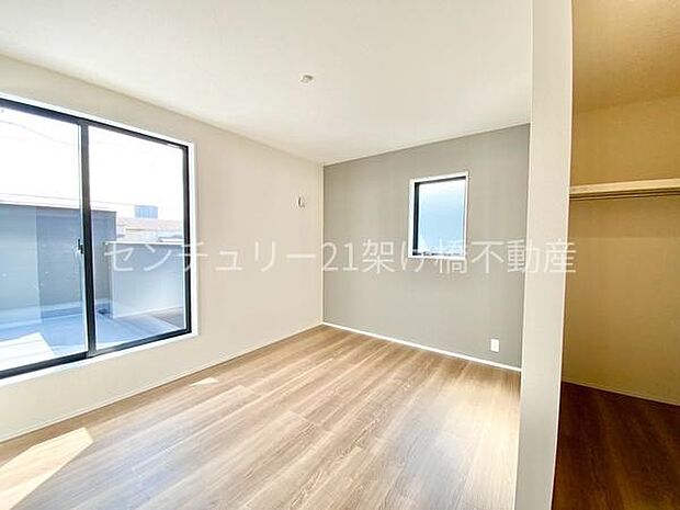 【2階 洋室 6.25帖】こちらの洋室はウォークインクローク付きで主寝室におすすめ♪