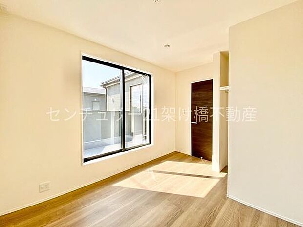 【2階　洋室　バルコニー側5.06帖】同じ大きさのお部屋が2部屋ございます。南面採光で明るい洋室です◎