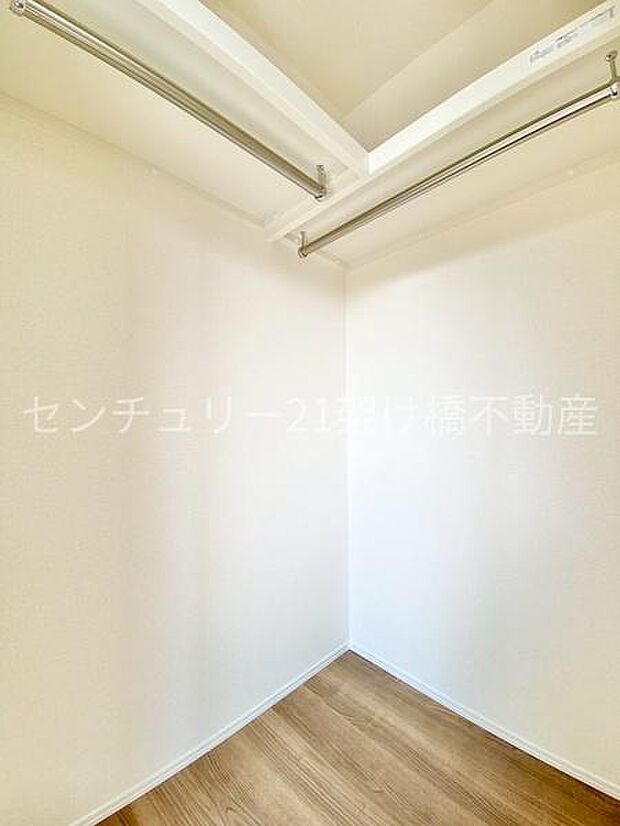 【2階　洋室　バルコニー側5.06帖】クローゼットオープンタイプのクローゼットは、空間を広く見せ、家事効率を良くするだけでなく風通しが良くカビ予防にも◎